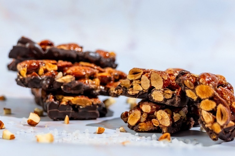 Protein Bars with Oats, Chia and Dark Chocolate Protein Bars with Oats, Chia and Dark Chocolate